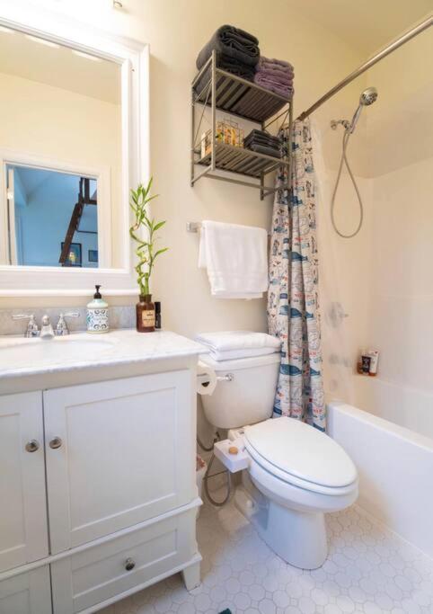 Adorable Cozy House With Parking And Loft! Villa Seattle Exteriör bild