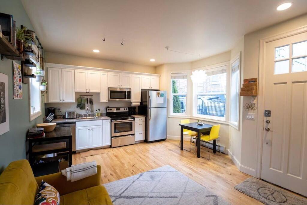 Adorable Cozy House With Parking And Loft! Villa Seattle Exteriör bild
