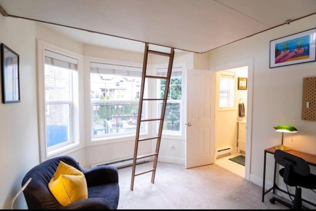 Adorable Cozy House With Parking And Loft! Villa Seattle Exteriör bild