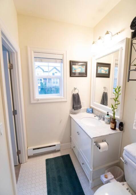 Adorable Cozy House With Parking And Loft! Villa Seattle Exteriör bild