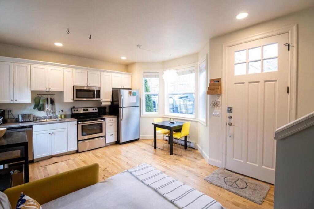 Adorable Cozy House With Parking And Loft! Villa Seattle Exteriör bild