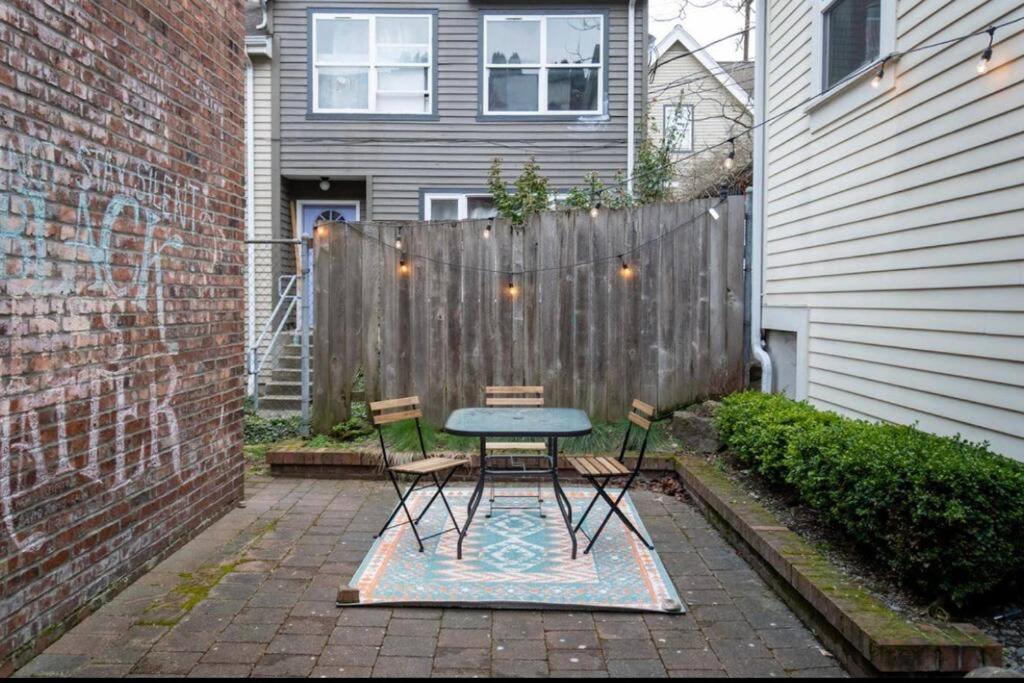 Adorable Cozy House With Parking And Loft! Villa Seattle Exteriör bild